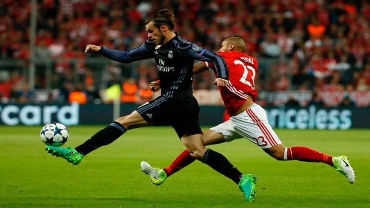 Gareth Bale and Arturo Vidal compete for the ball